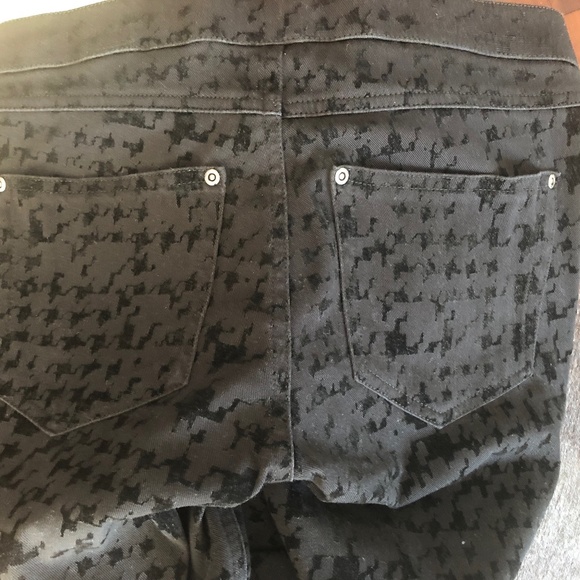 HUE M leggings with pockets w/raised velvet print - Picture 5 of 7